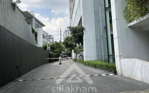 2 bedrooms and 2 bathrooms (with bath tub) is available for sale at HQ Thonglor Project