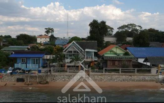 Cozy beachfront house in Pattaya for sale