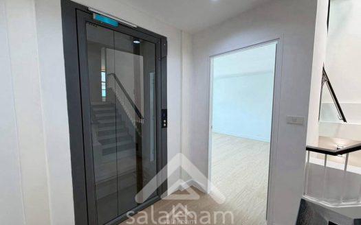 Luxury Home Office & Residence with a Private Elevator | For Sale in Punnawithi, Bangkok